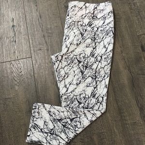 MARIKA SPORT CAPRI LEGGINGS